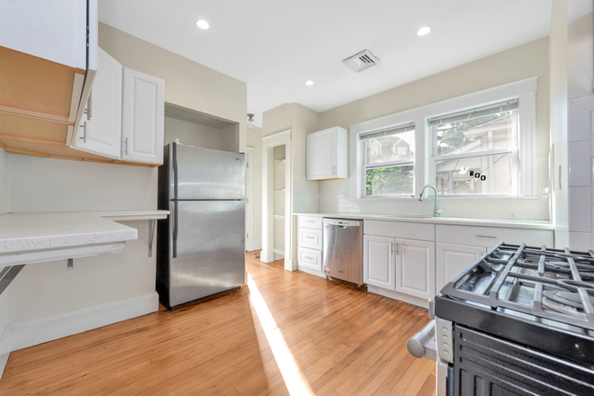 Kitchen - Modern and renovated four-bedroom, two-bathroom apartment