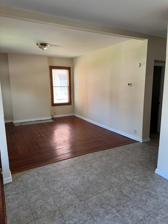 Living room / entryway - Xavier Student Housing - 6-7 Bedroom House - Avail June 1, 2026