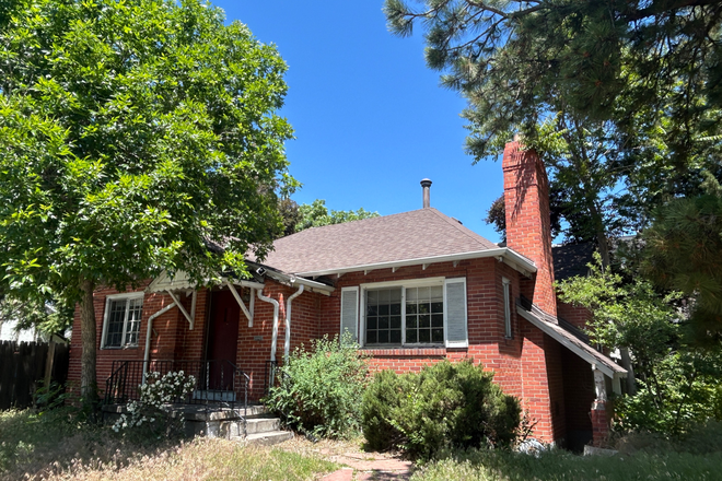 Front entrance - Looking for another roommate for our super close to campus cozy house!