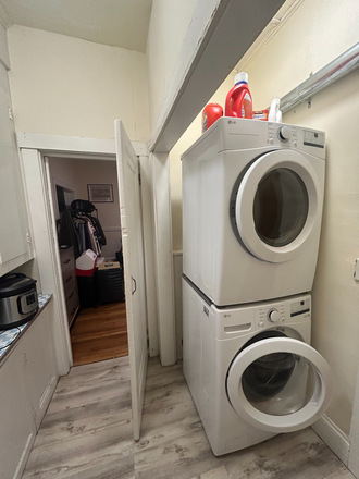 Washer/Dryer - 10 Min Walk to Campus Triplex