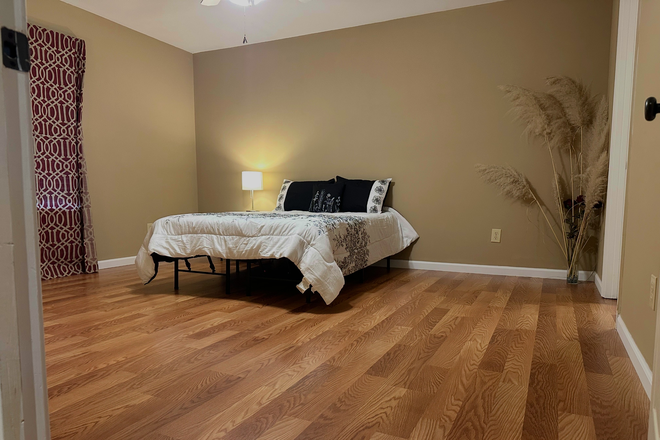 Fresh, clean, and calm: a fully furnished master bedroom with hardwood floors and modern charm. - Tranquil, Furnished Suite — 7 Min from UA — Utilities Included | Flexible Term | Faculty & Grad