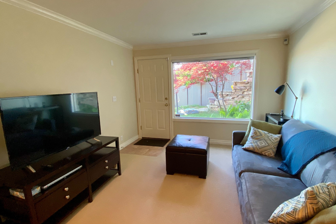 Living room - Quiet neighborhood, 1 BR, 1 BA Mother-in-law Apt - great for grad student