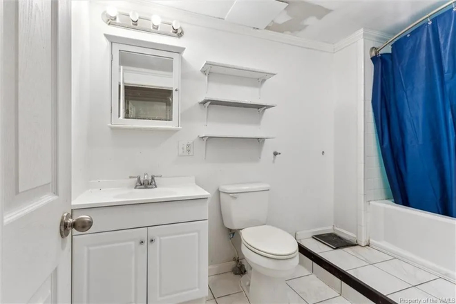 Downstairs Bathroom - Spring Semester Sublet - 712 Powell St. House