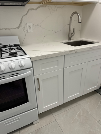 Newly renovated kitchen - Spadina & Davenport ( M5R 2Y3 ) north of Casa Loma, bright 1 bedroom 2nd fl, new kitc Apartments