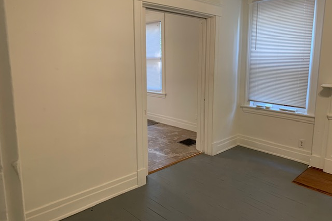 entrance to dinning room - Lovely three bedroom two bathroom house walkable to campus