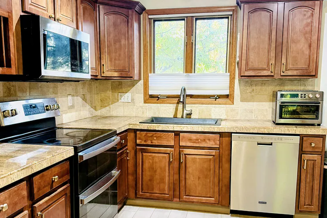 Updated Kitchen Appliances! - 3 Bed/2 Bath - Hickok Place - Quiet, Parks and Bikeability! Townhome