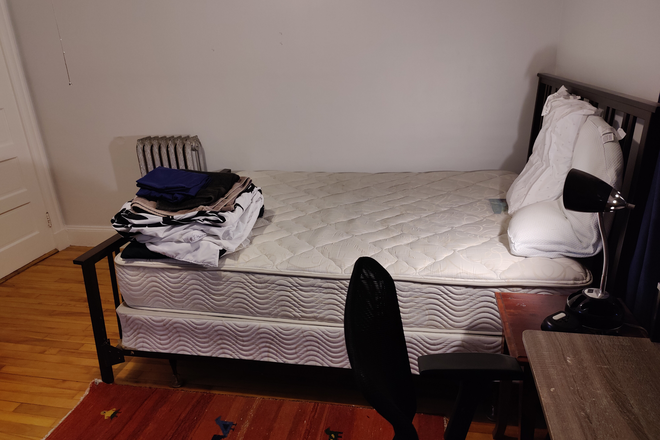 $980 bedroom, the bed is a queen sized bed. The room is 12'x15'. - Room avail with Summer discount $930; 12 minute walk from campus, 2 rms available for Fall