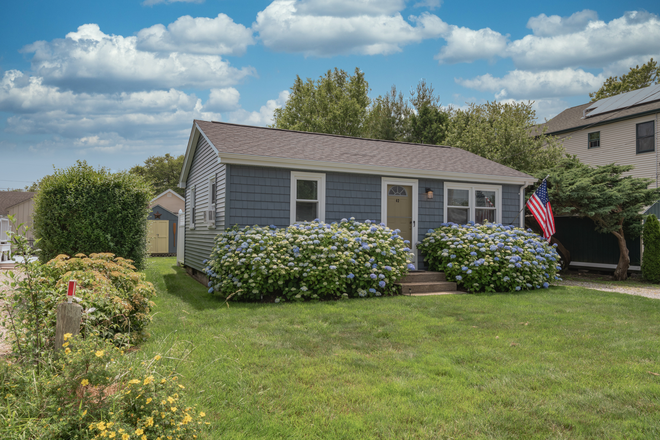 Front Exterior - Updated two bedroom by Scarborough Beach and 7 miles to URI Campus House