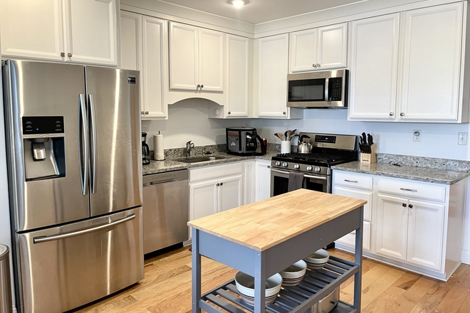 Call call or text Arezou at 617-584-7817 - 2 BED 2 BATH IN NEWER BUILDING WITH W/D IN UNIT AND CENTRAL AC!!!VERY CLOSE TO NEU Apartments