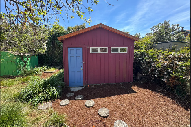 . - Pleasant Separate work/study detached unit in backyard