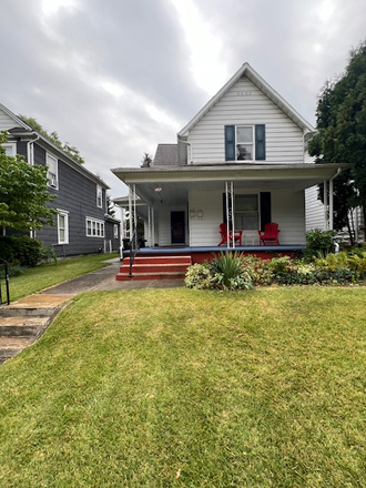 Front of house - Fully Furnished Charming Quiet duplex near Notre Dame and the River and Memorial Hospital