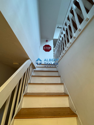 Stairway - 3 Bed in Brighton!!