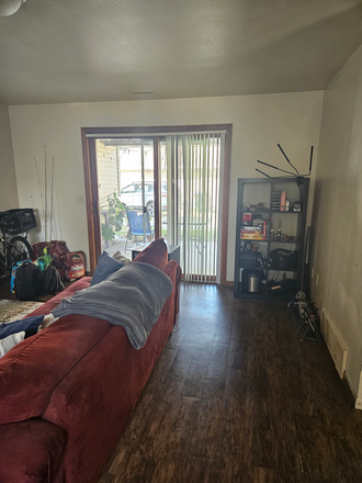 Livingroom - 1st pic - Duplex Duplex