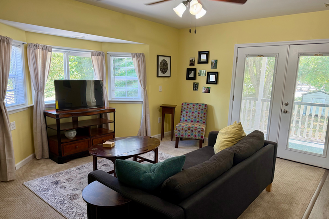 Shared Space with other room - James Island Apartment Rooms- 8mins to MUSC (All Utilities Included)