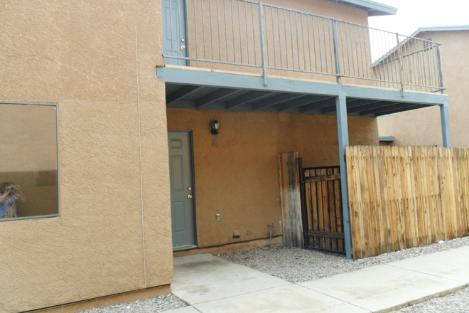 Private entrance with 4 person parking - 4 bedroom, 3 Bath on Adams and Mountain!! House