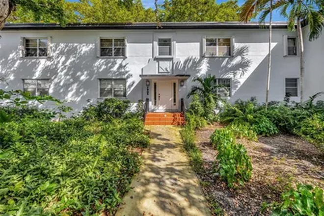 Front walkway - Bright Room for Rent in 2BR Apt Steps from SoMi, Close to Campus
