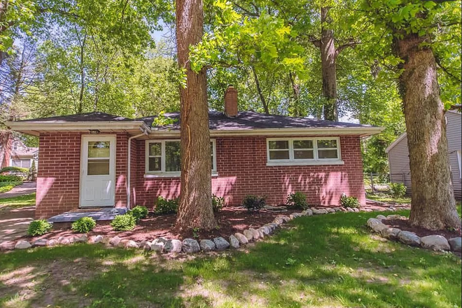 Front of house - 3 bed 2 bath in quiet & convenient Wooded Estates, walk / bike to campus House