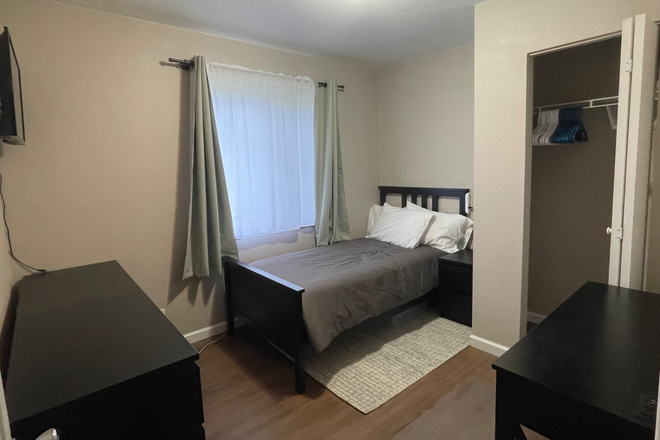 Smaller Bedroom ($800) - Room in Shared House, 1.7miles from Anschutz Campus