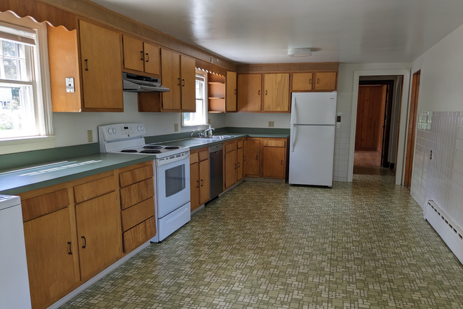 Kitchen with new appliances. - Spacious, Energy-efficient, Bright and sunny 4 Bedroom House in Pristine Condition