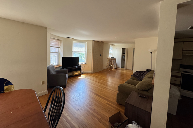 living area - Summer Sublet on Gainsborough (private bedroom in 2bed/1bath)
