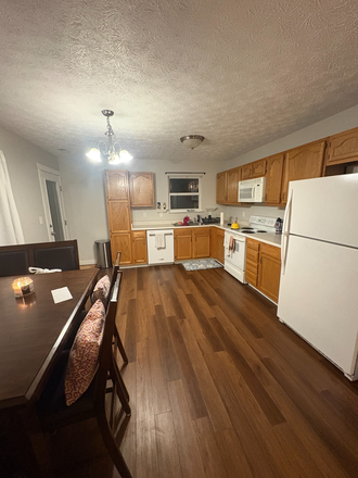 Dining/Kitchen - 3b2b House in Lindberg Village 3 miles from campus