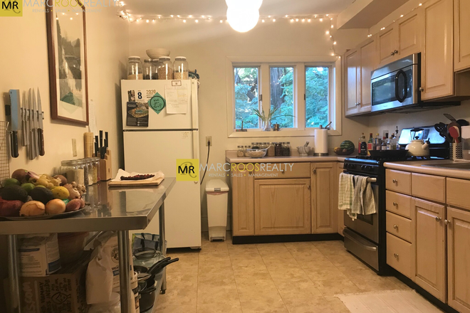 KITCHEN - NEAR  HARVARD LAW SCHOOL 4 BED 2 BATH **AUGUST 15TH ****  SACRAMENTO ST