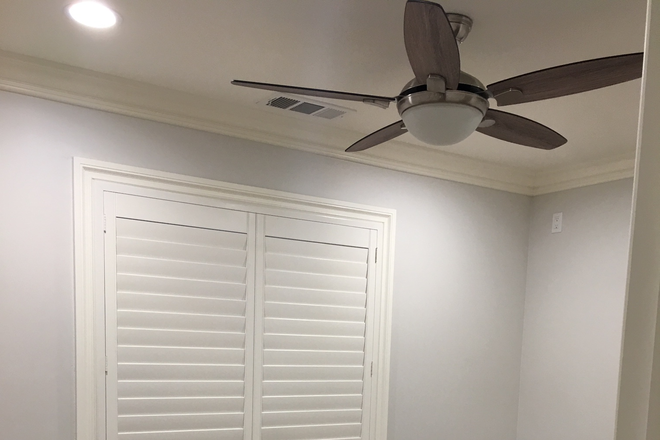 Bedroom with ceiling fan.  Plantation shutters, Twin mattress, Dresser - New 1 Bedroom Guesthouse La Canada.유학생 환영