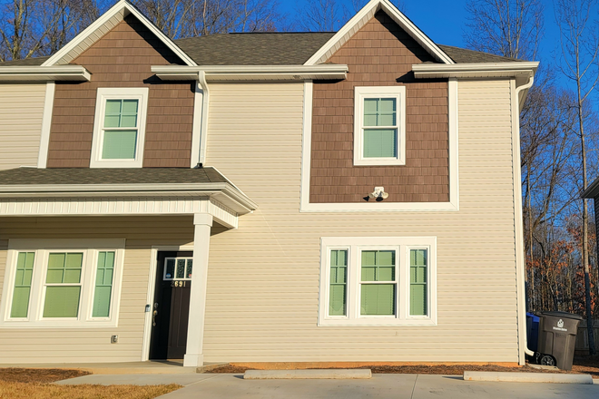 Outside street view - Charlton Farms Luxury Student Homes