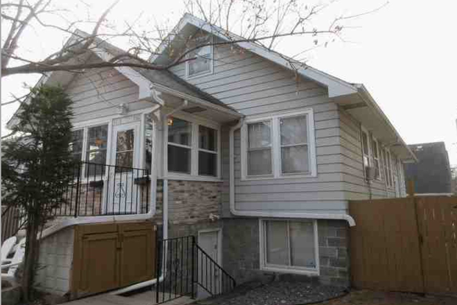 Front Entrance to Lower Unit - Lower Unit of Duplex - 2 or 3 bedrooms - $450-$500 per Bedroom