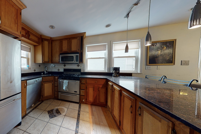 Kitchen - FURNISHED HOUSE 5 Beds 2 Baths w/ Parking Available 9/1/26!