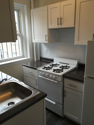 Hub Realty - Handy one bedroom split, with newly renovated kitchen, in Fenway