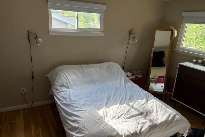 Room for rent - Summer Rental-Private Bed/Bath/Office/Off-Street Parking in Peaceful Tree-Lined Neighborhood