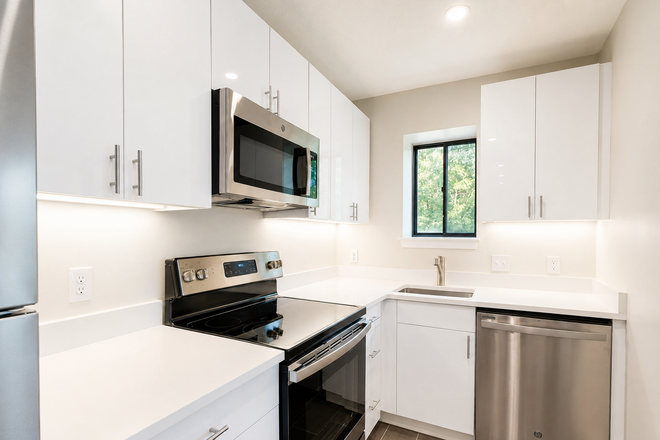 1 - Aug 1 move in Grad Students Welcome (no undergrad) 2 bed 1st floor renovated No Fee Apartments