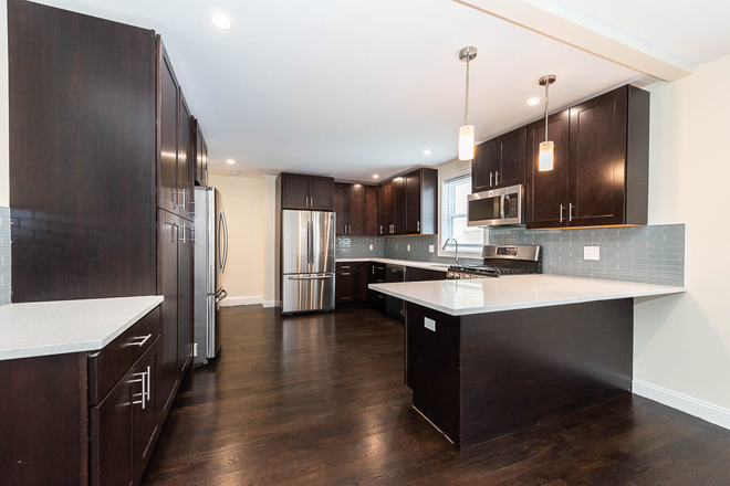 Kitchen - Renovated 4-Bed, 4-Bath, & Office Duplex in Great Location Duplex