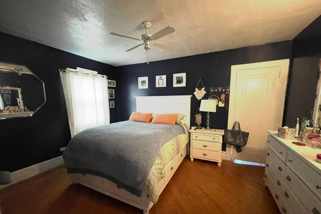 Bedroom - House located close to campus
