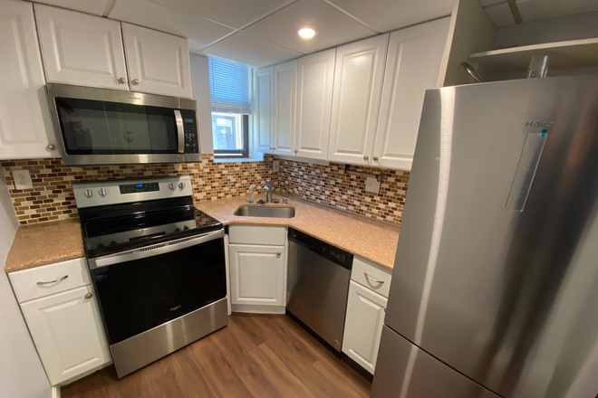 Call NOW for showings! 617-236-8600 - COMM AVE - *NO FEE* BRAEMORE SPLIT 1BR/1BA FOR 2 PPL AVAIL *9/1/2026* W/ LNDRY IN BLDNG + ROOF DECK Condo