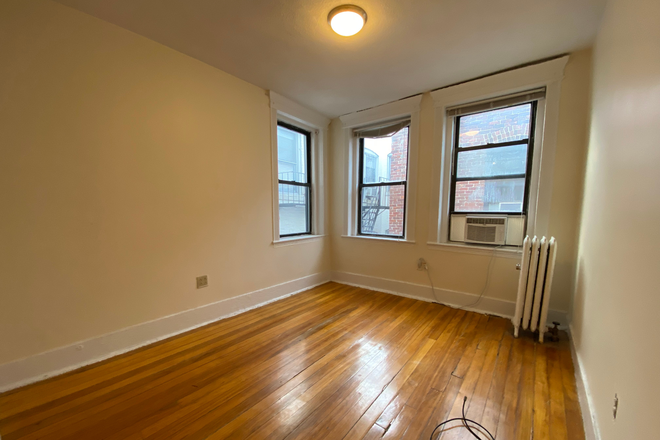 1 - LARGE 2 bed split available on Burbank St with h/hw included Apartments