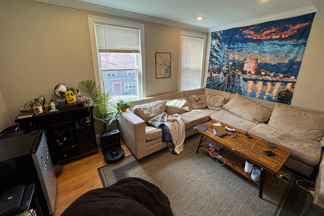 living room - LOCATION!! Huge 5 Bed / 2 Bath w/ LAUNDRY IN UNIT! Avail. 9/1/26!! Apartments