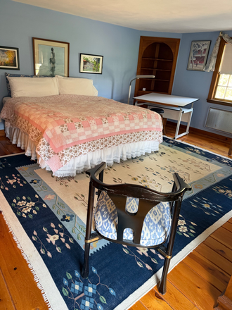 Bedroom, king sized bed - Quiet Neighborhood, between West Hartford Center and West Hartford Reservoirs.