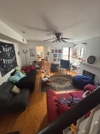 Living room - Oregon Hill - house close to campus, 2 rooms available ( shared housing)