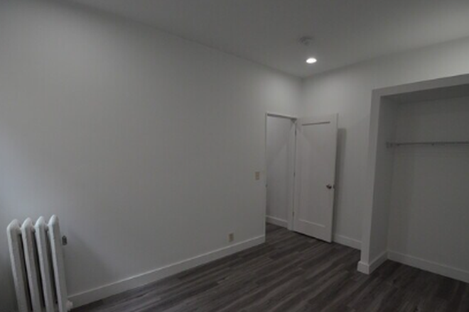 Bedroom 1 - Apartment Close to Campus, 105 Peterborough St