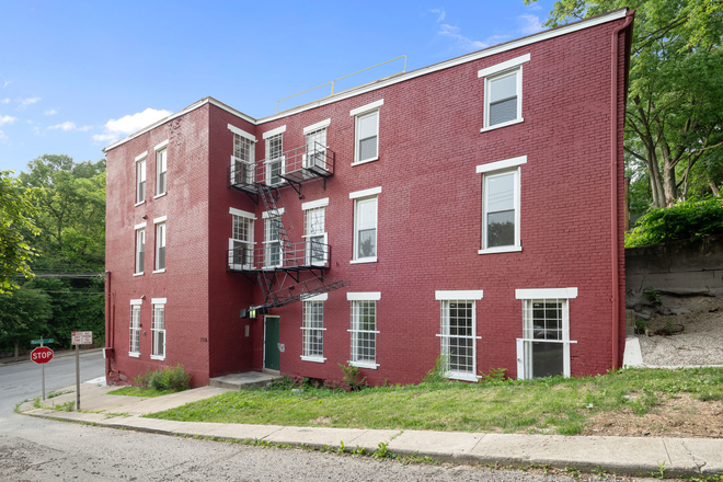 Building - Modern Studio Steps from UC – Available Now!