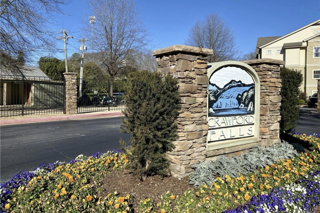 Crawford Falls - Crawford Falls! Close to campus and shopping. Available Aug 15