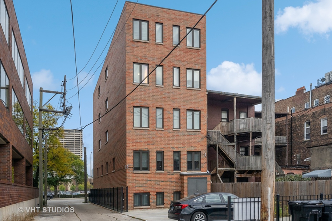 outside - Walking Distance To UIC & RUSH & CTA (Blue Line Station) Apartments