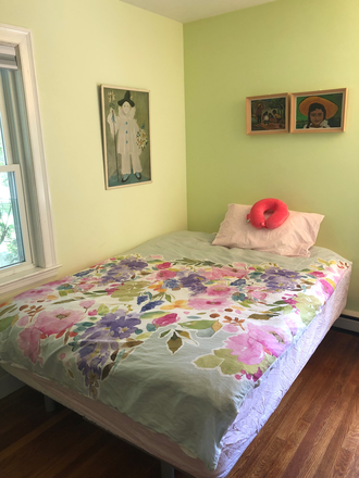 Queen size bed - A 10’ x 13.6’ bedroom in a private house in Belmont MA