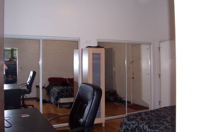 Bedroom - RUSH & U of I STUDENT APARTMENTS MEDICAL DISTRICT STUDENT DISCOUNTS AVAILABLE Text Only