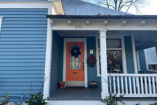 Front porch - Attractive house in a walkable neighborhood in the center of it all