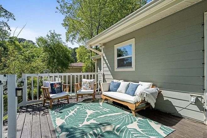 Back deck - Pet-friendly!! HUGE, fenced backyard!! Close to Emory bus route!!