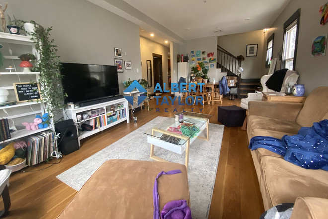 Living Area - Laundry!! GORGEOUS TOP FLOOR 5Bed/3Bath Apartments