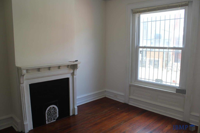 fireplace - Beautiful 3 Bedroom - 2 Bathroom House Steps from campus
